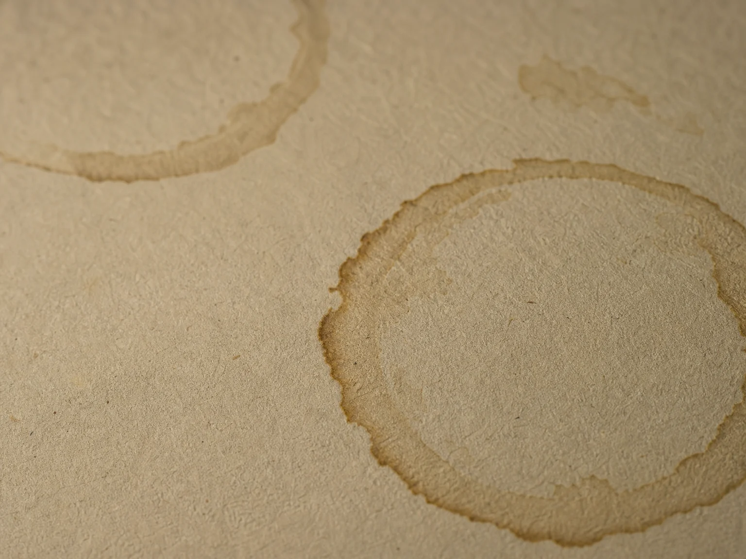 Wasserringe trocknen auf Papier, feine Wellenlinien